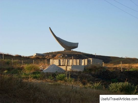 Monument to the Heroes of Eltigen ”Parus” description and photo - Crimea: Kerch
