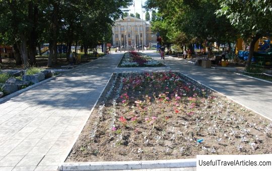Square on Druzhby Narodov square description and photos - Russia - Volga region: Saratov