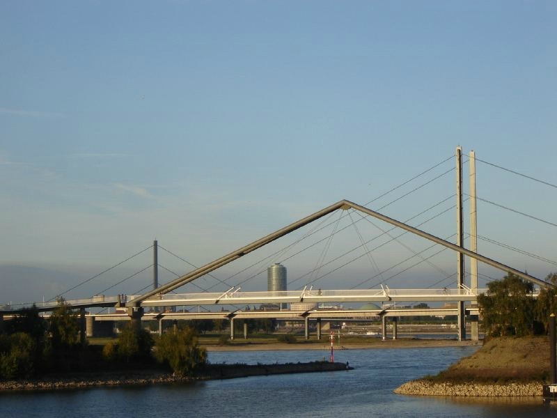 Левый берег соединить. Мост через Рейн в Дюссельдорфе. Оберкассельский мост. Мост через Рейн вантовый. Вантовый мост в Германии.
